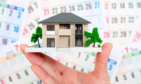 カレンダーと一軒家